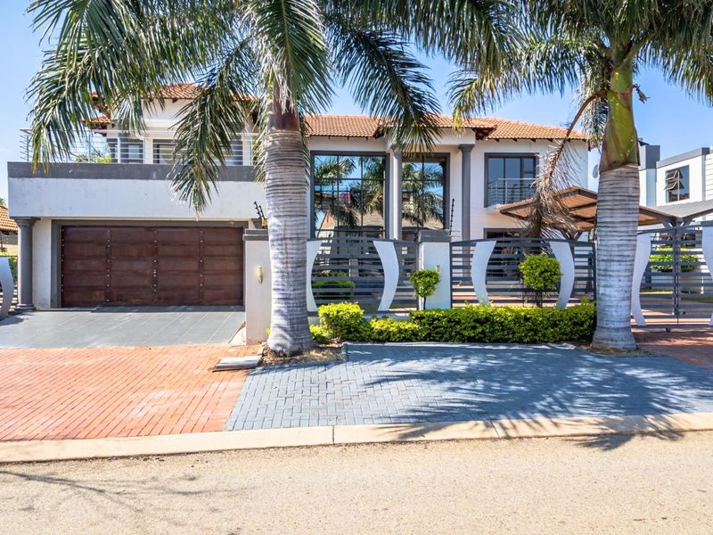 Exclusive Family Home With All The Luxuries! - Photo 1