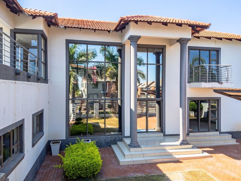 Exclusive Family Home With All The Luxuries! - Photo 3