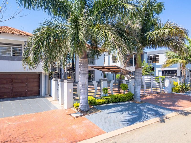 Exclusive Family Home With All The Luxuries! - Photo 9