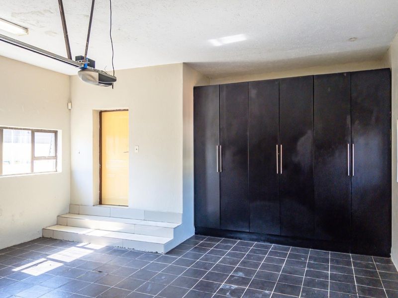 Exclusive Family Home With All The Luxuries! - Photo 7