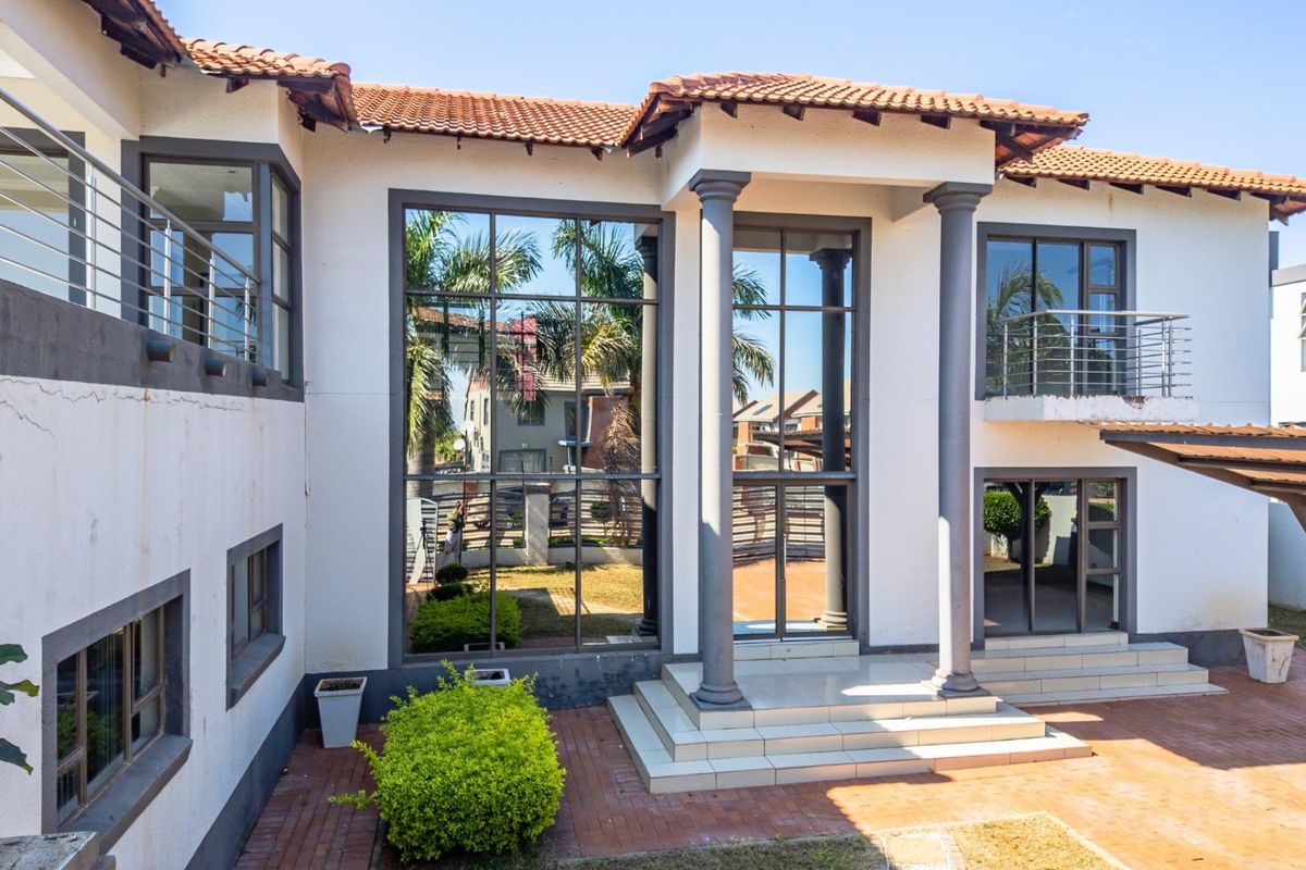 Exclusive Family Home With All The Luxuries! - Photo 3