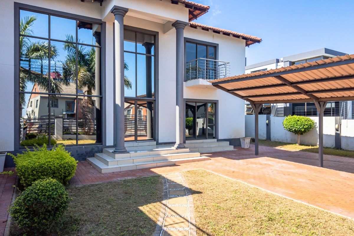 Exclusive Family Home With All The Luxuries! - Photo 2