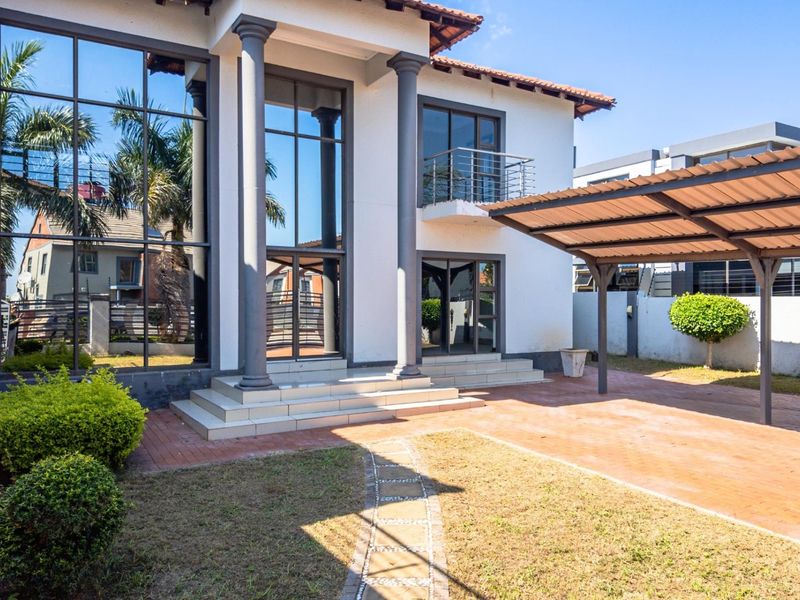 Exclusive Family Home With All The Luxuries! - Photo 2