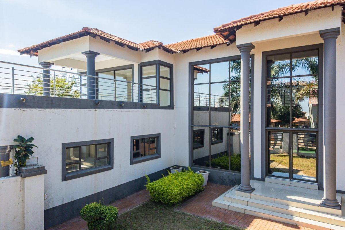 Exclusive Family Home With All The Luxuries! - Photo 4