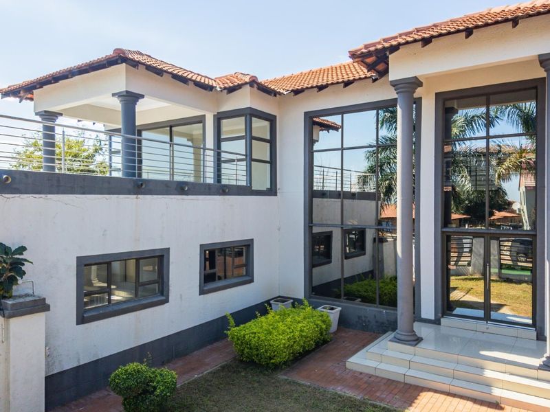 Exclusive Family Home With All The Luxuries! - Photo 4