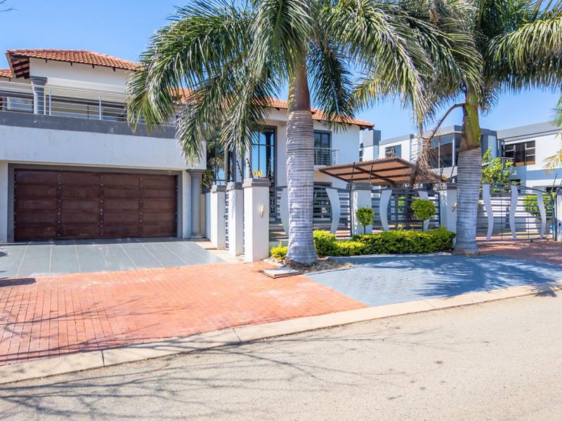 Exclusive Family Home With All The Luxuries! - Photo 8