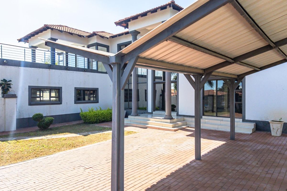 Exclusive Family Home With All The Luxuries! - Photo 5