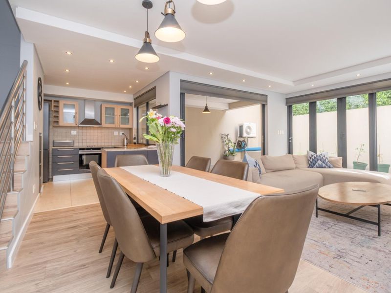 Urban living at its best! Townhouse in superb location on the Hyde Park border. - Photo 1