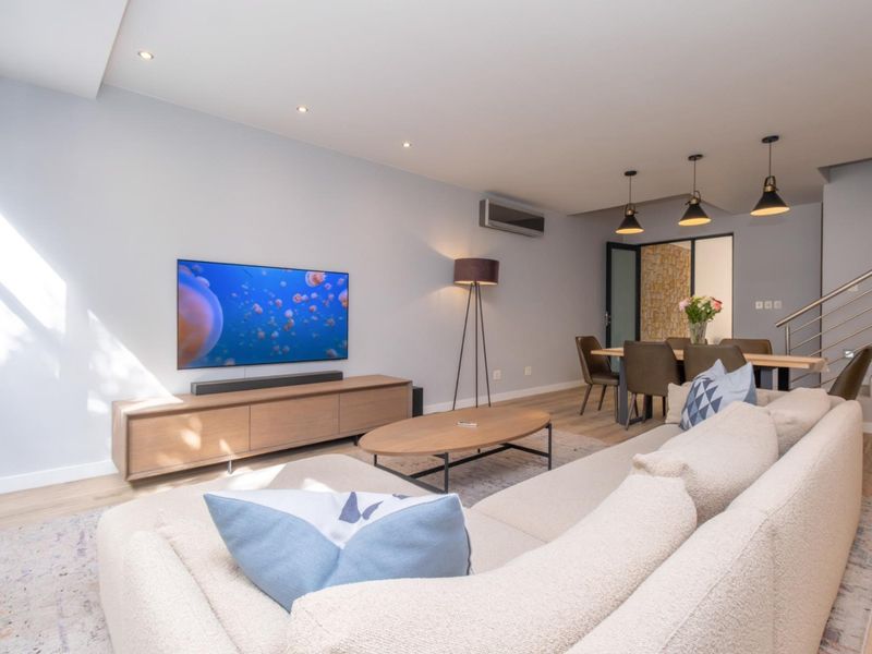 Urban living at its best! Townhouse in superb location on the Hyde Park border. - Photo 3