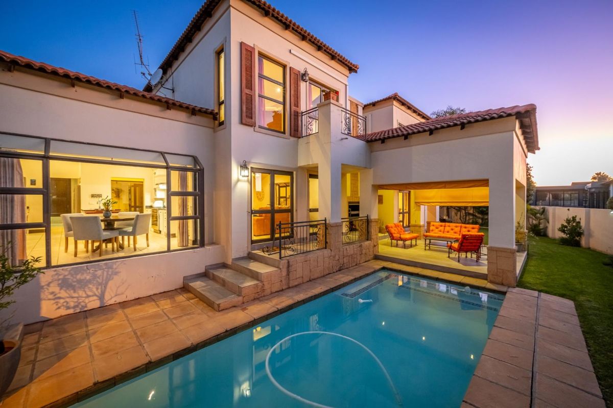 Elegant 5-bedroom Tuscan beauty - Photo 2