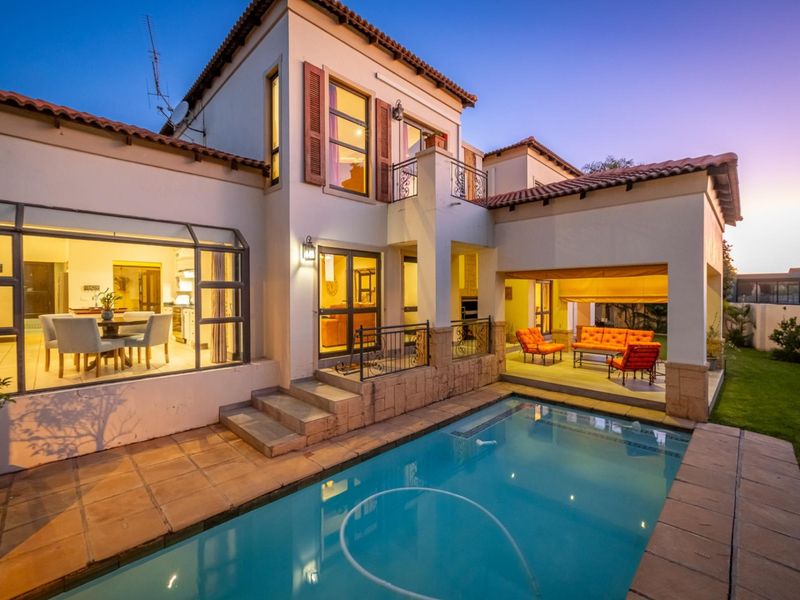 Elegant 5-bedroom Tuscan beauty - Photo 2