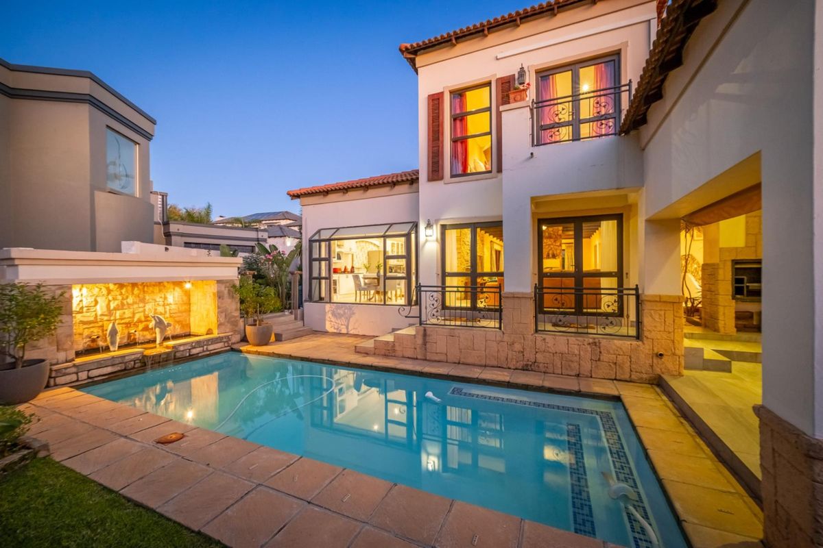 Elegant 5-bedroom Tuscan beauty - Photo 3