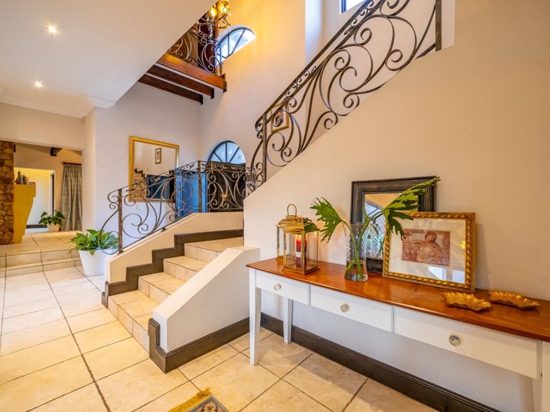 Elegant 5-bedroom Tuscan beauty - Photo 7