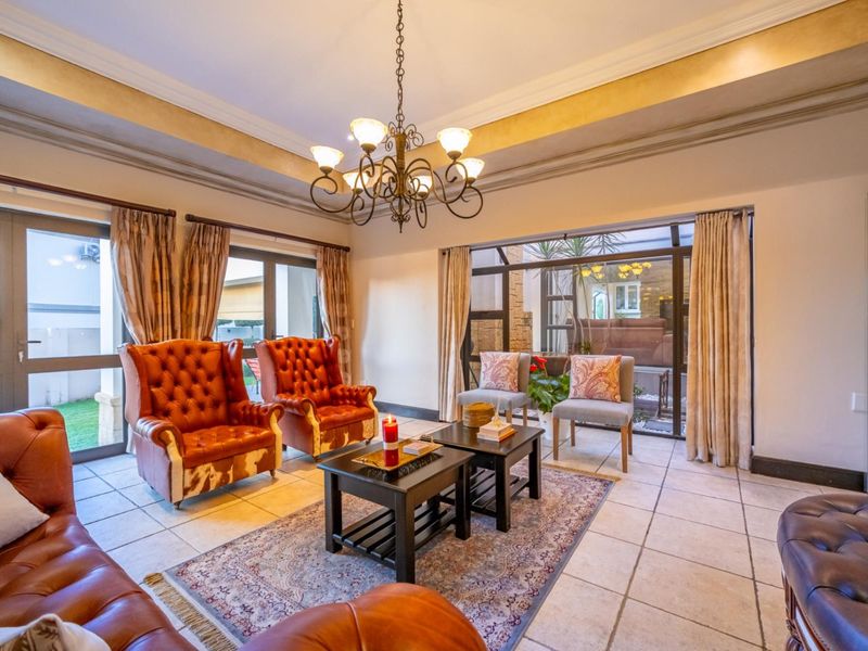 Elegant 5-bedroom Tuscan beauty - Photo 9