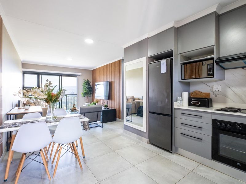Modern 2-Bedroom Apartment with Stunning City Views - Photo 5