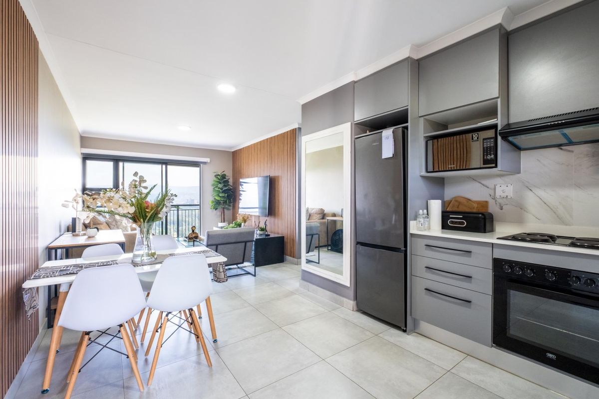 Modern 2-Bedroom Apartment with Stunning City Views - Photo 5