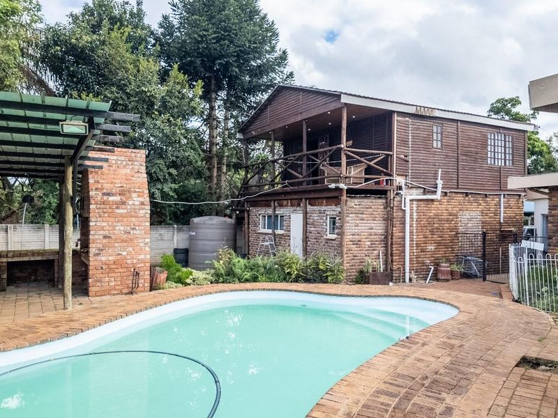 Spacious Family Home with Two Flatlets and Investment Potential - Photo 1