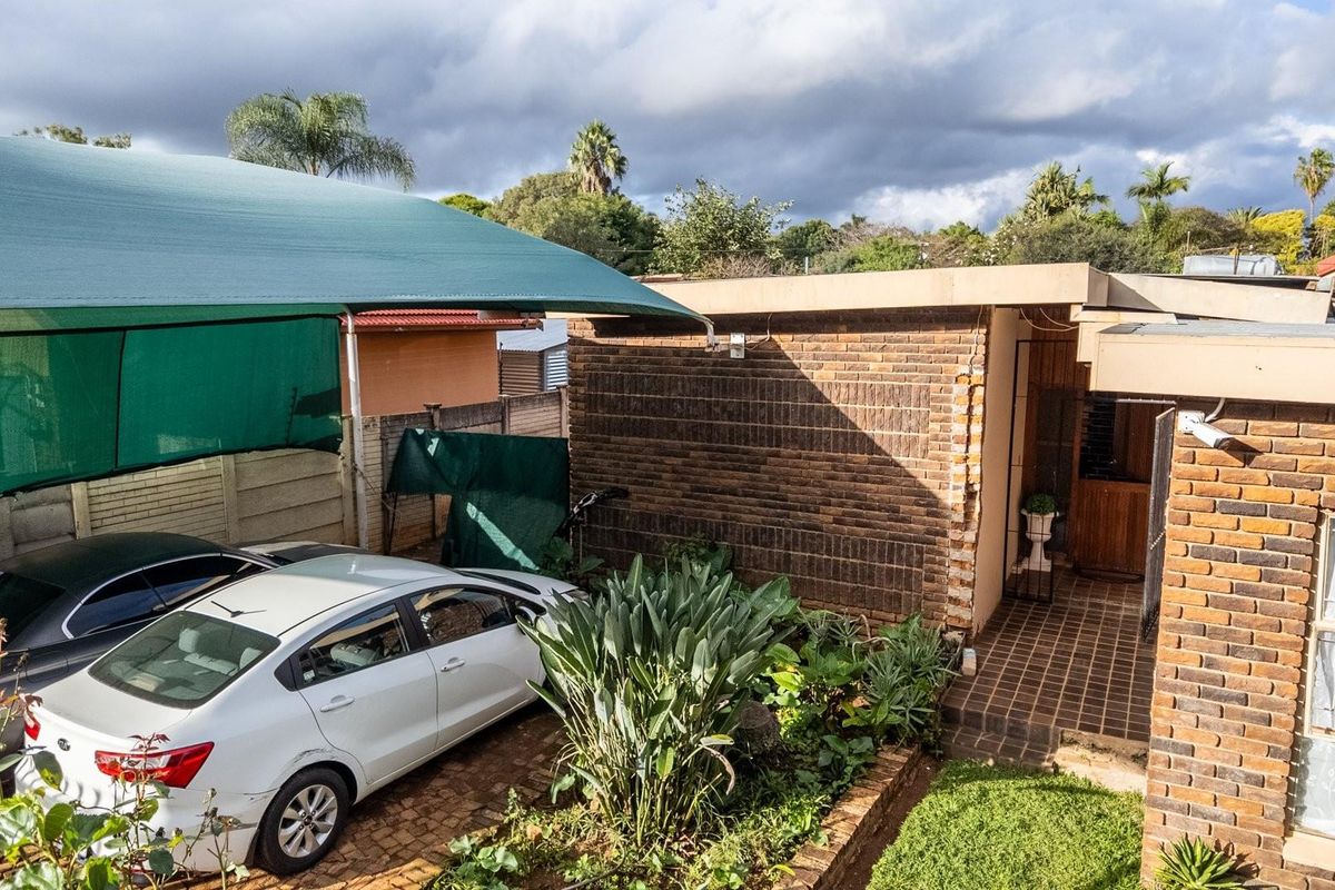 Spacious Family Home with Two Flatlets and Investment Potential - Photo 2