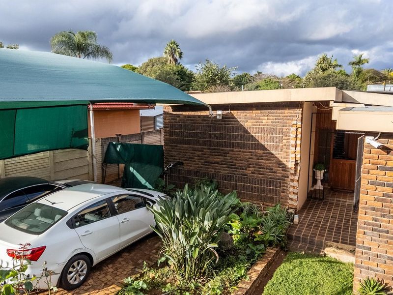 Spacious Family Home with Two Flatlets and Investment Potential - Photo 2