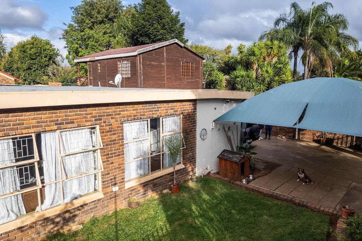 Spacious Family Home with Two Flatlets and Investment Potential - Photo 5