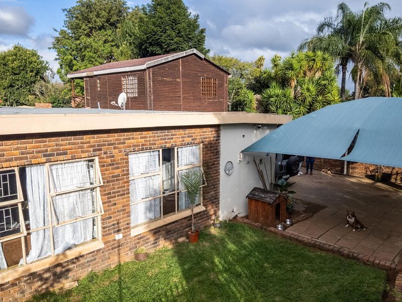 Spacious Family Home with Two Flatlets and Investment Potential - Photo 5