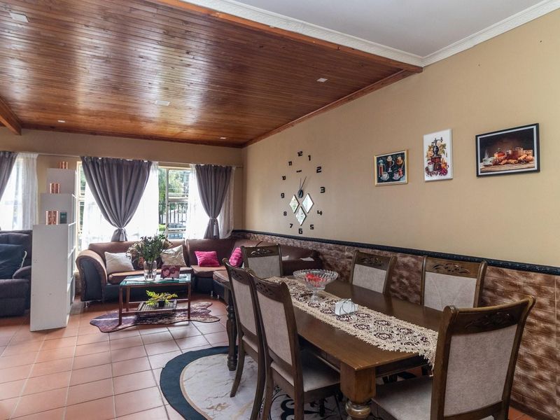 Spacious Family Home with Two Flatlets and Investment Potential - Photo 10