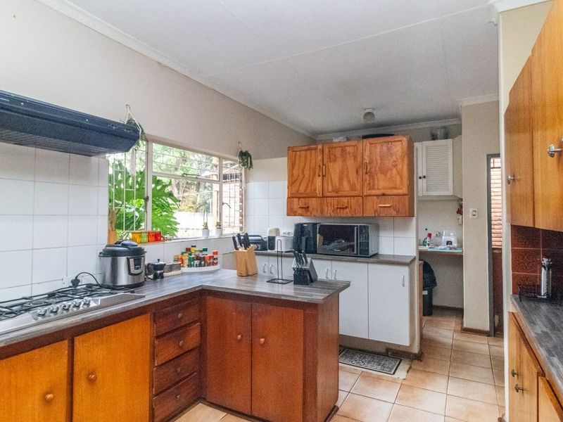 Spacious Family Home with Two Flatlets and Investment Potential - Photo 8