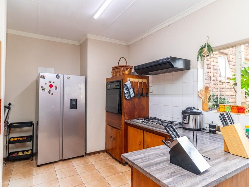 Spacious Family Home with Two Flatlets and Investment Potential - Photo 7