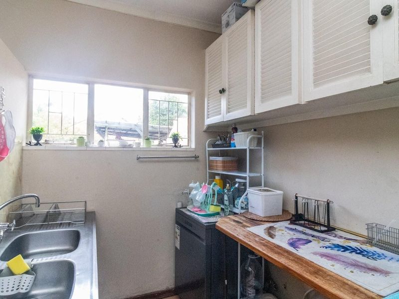 Spacious Family Home with Two Flatlets and Investment Potential - Photo 9