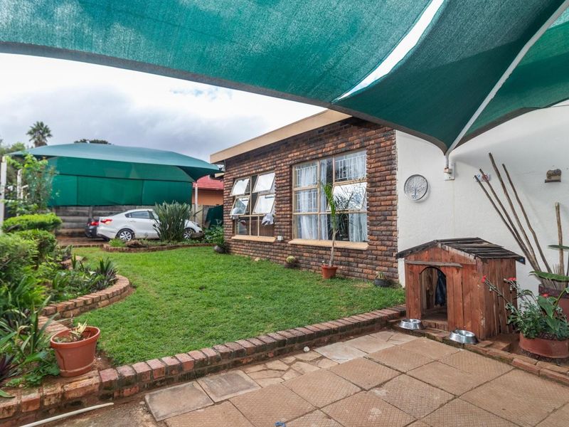 Spacious Family Home with Two Flatlets and Investment Potential - Photo 6