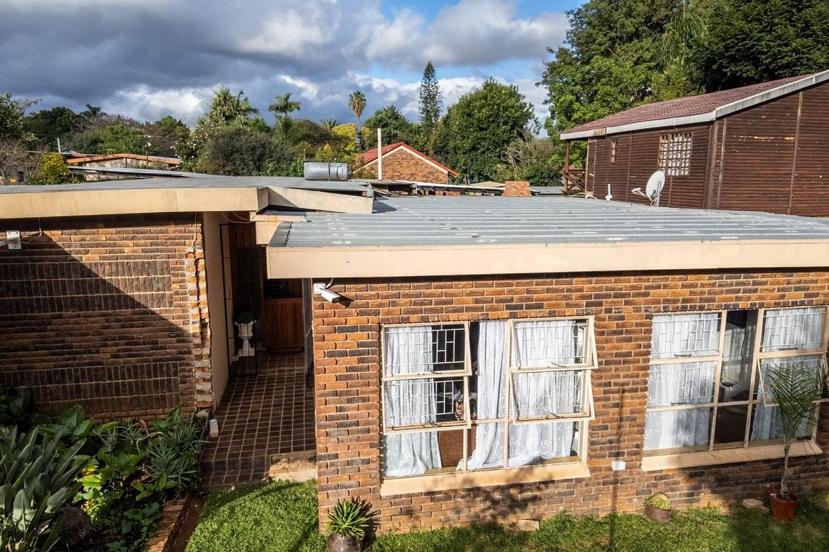Spacious Family Home with Two Flatlets and Investment Potential - Photo 4