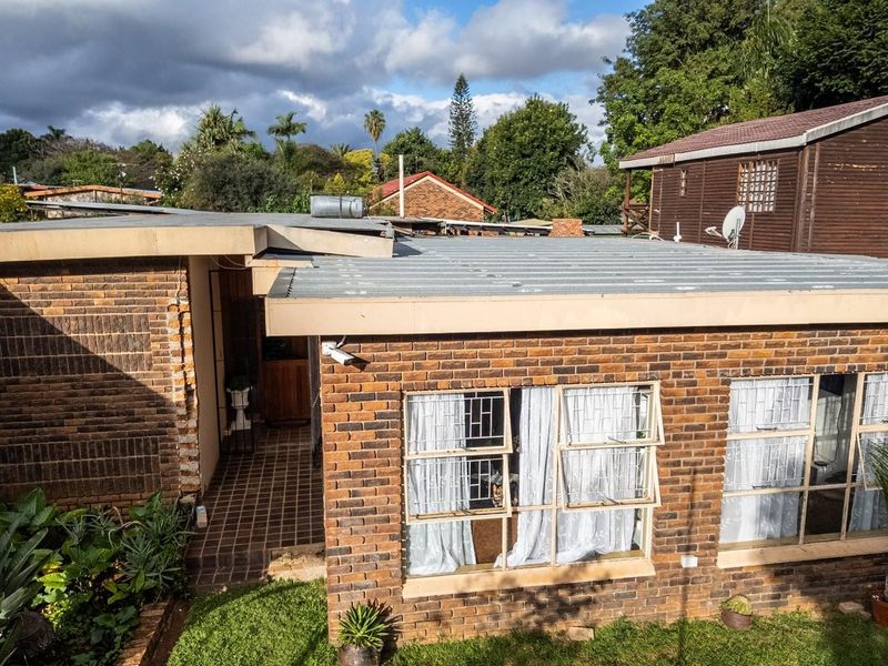 Spacious Family Home with Two Flatlets and Investment Potential - Photo 4