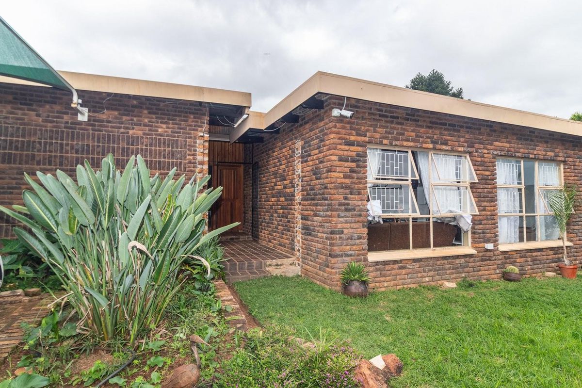 Spacious Family Home with Two Flatlets and Investment Potential - Photo 3