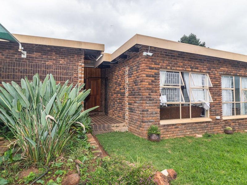 Spacious Family Home with Two Flatlets and Investment Potential - Photo 3