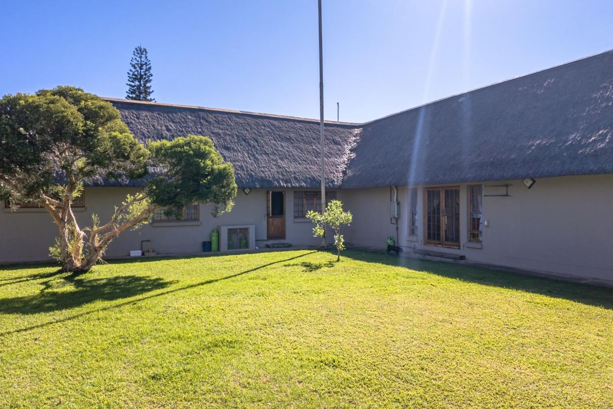 4HA Smallholding Offering Peaceful Country Living Close to Town - Photo 3