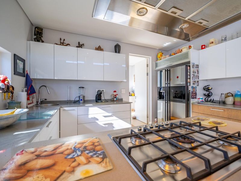 Elegant Single Storey 3 Bedroom Residence in Steyn City - Photo 10