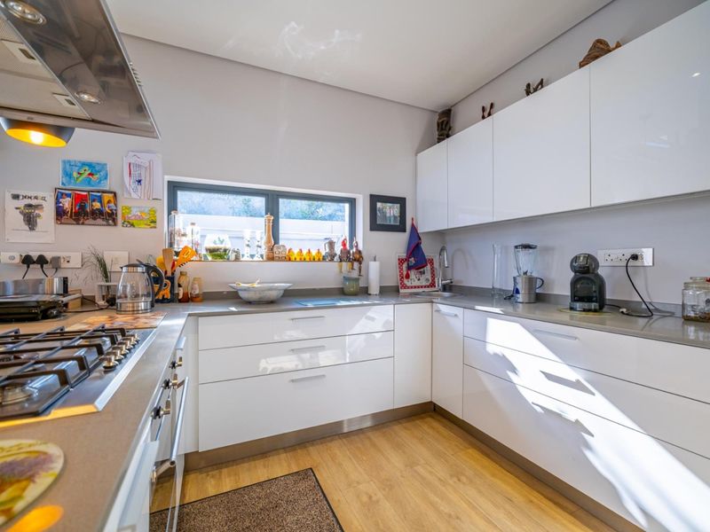Elegant Single Storey 3 Bedroom Residence in Steyn City - Photo 9