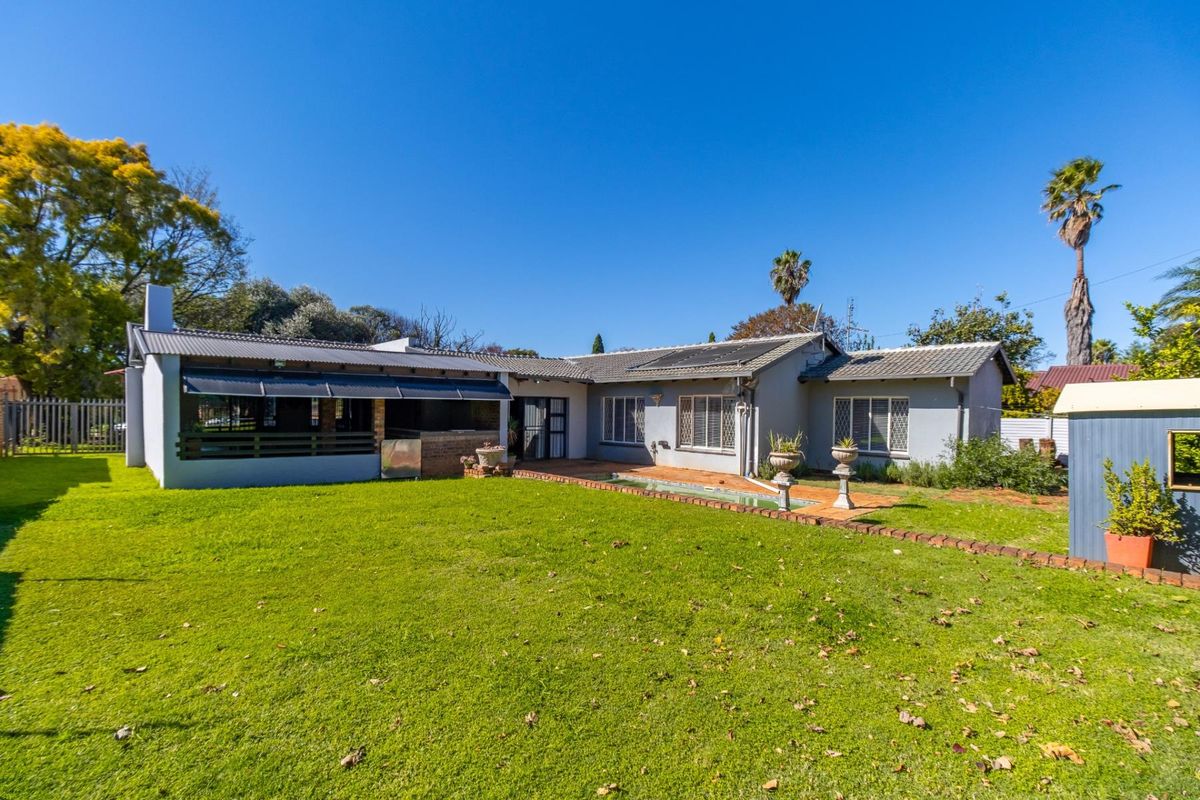Modern 5‐Bedroom Family Home with Pool , Entertainment Area - Photo 3