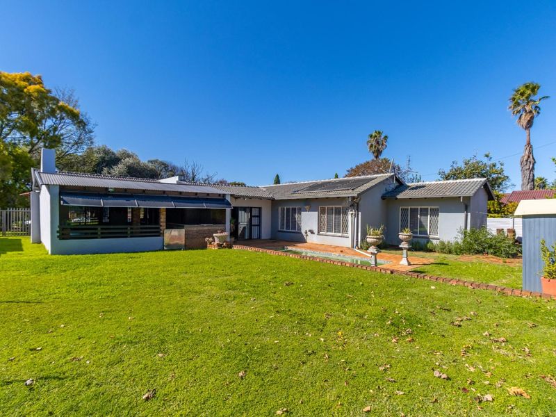 Modern 5‐Bedroom Family Home with Pool , Entertainment Area - Photo 3