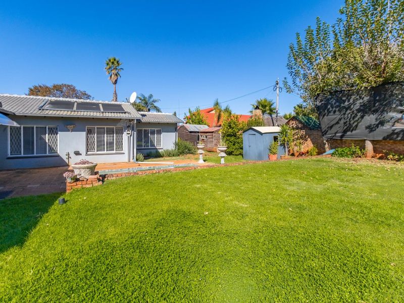 Modern 5‐Bedroom Family Home with Pool , Entertainment Area - Photo 4