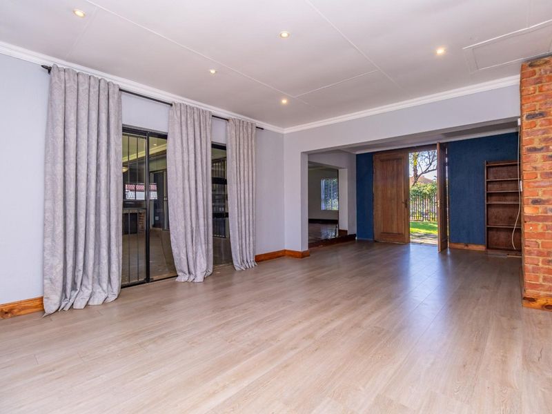 Modern 5‐Bedroom Family Home with Pool , Entertainment Area - Photo 10