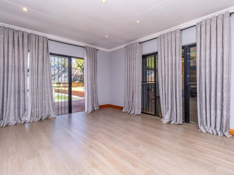 Modern 5‐Bedroom Family Home with Pool , Entertainment Area - Photo 9