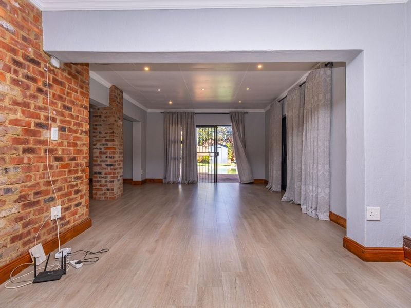 Modern 5‐Bedroom Family Home with Pool , Entertainment Area - Photo 6