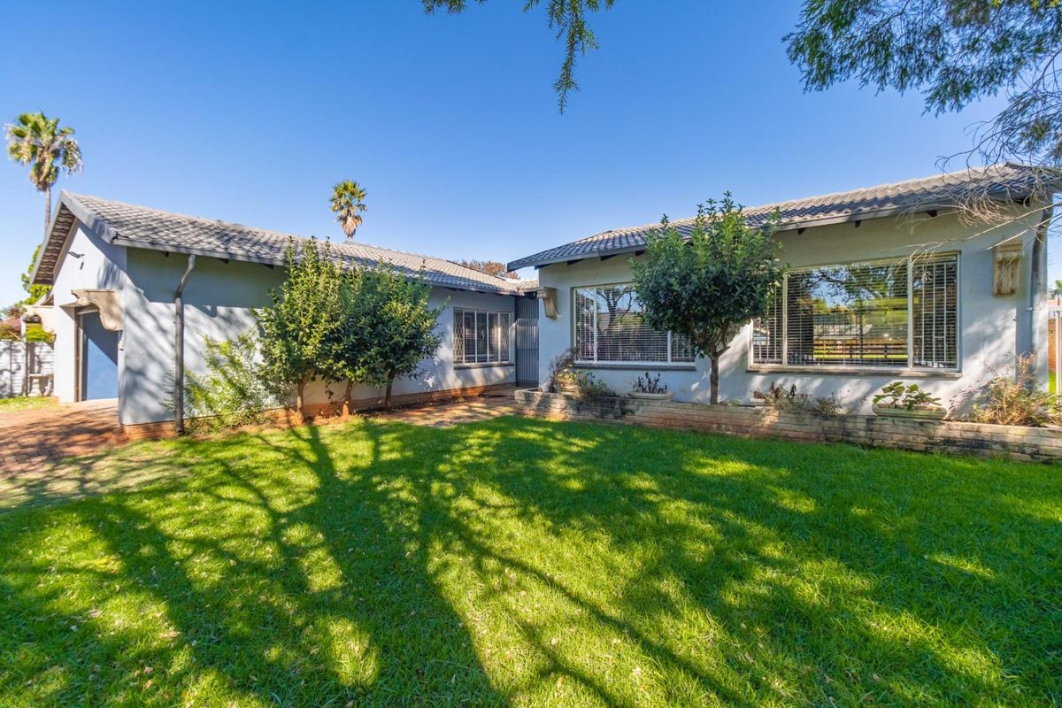 Modern 5‐Bedroom Family Home with Pool , Entertainment Area - Photo 5
