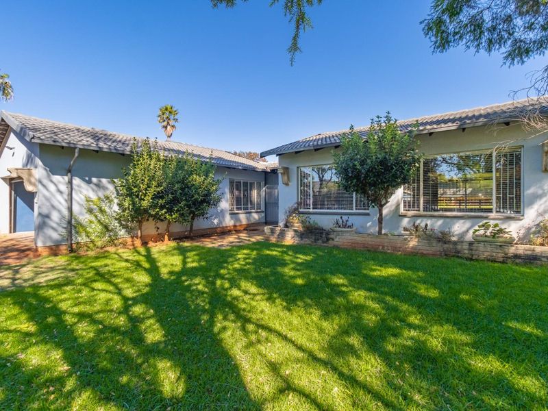 Modern 5‐Bedroom Family Home with Pool , Entertainment Area - Photo 5