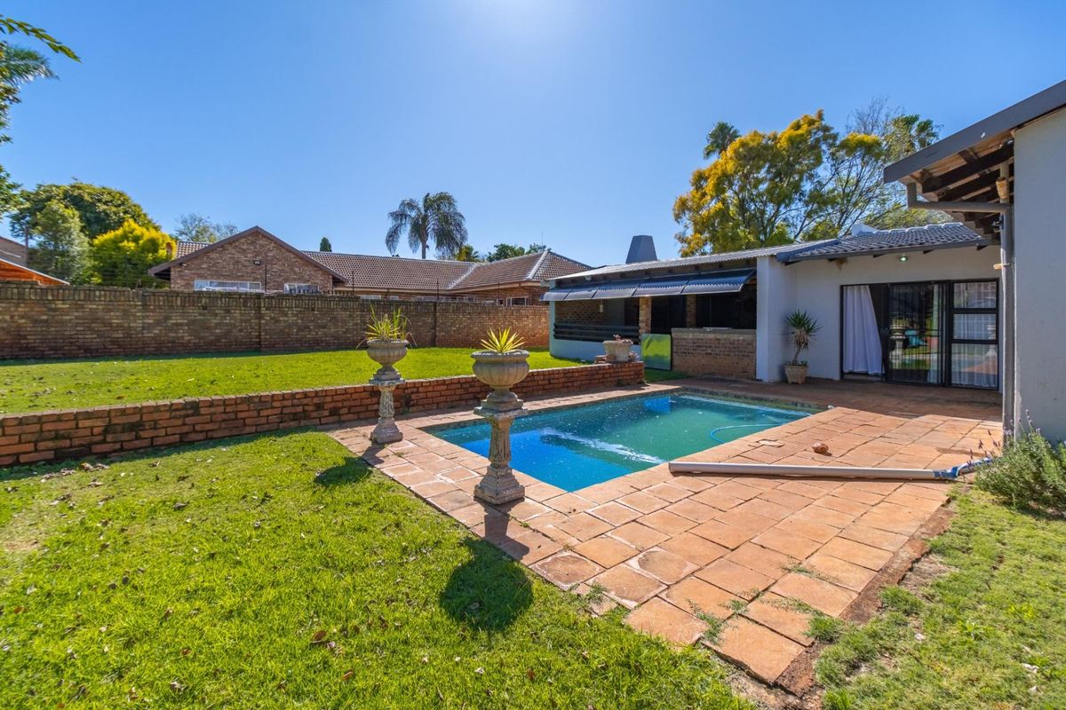 Modern 5‐Bedroom Family Home with Pool , Entertainment Area - Photo 2