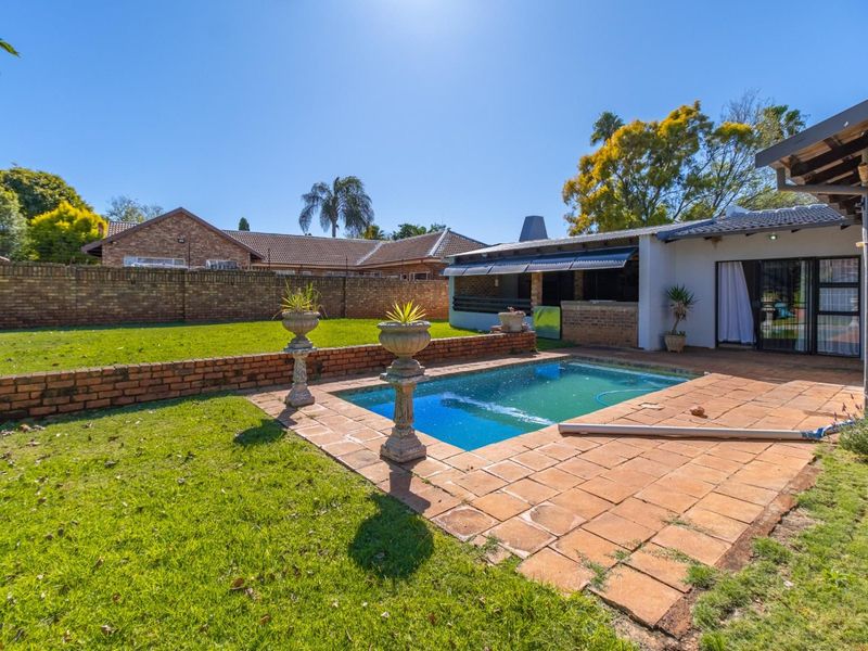 Modern 5‐Bedroom Family Home with Pool , Entertainment Area - Photo 2