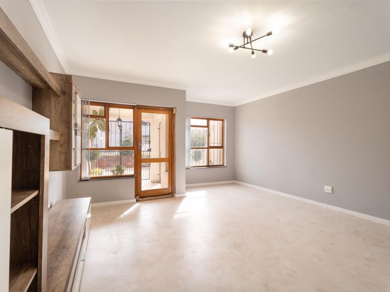 Renovated 2-Bedroom Duplex Townhouse in Strand - Photo 9