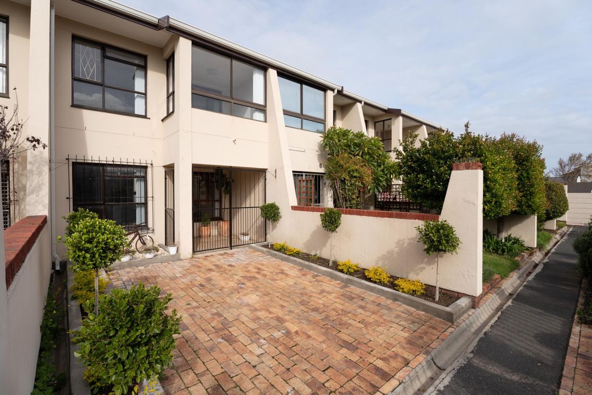 Renovated 2-Bedroom Duplex Townhouse in Strand - Photo 3