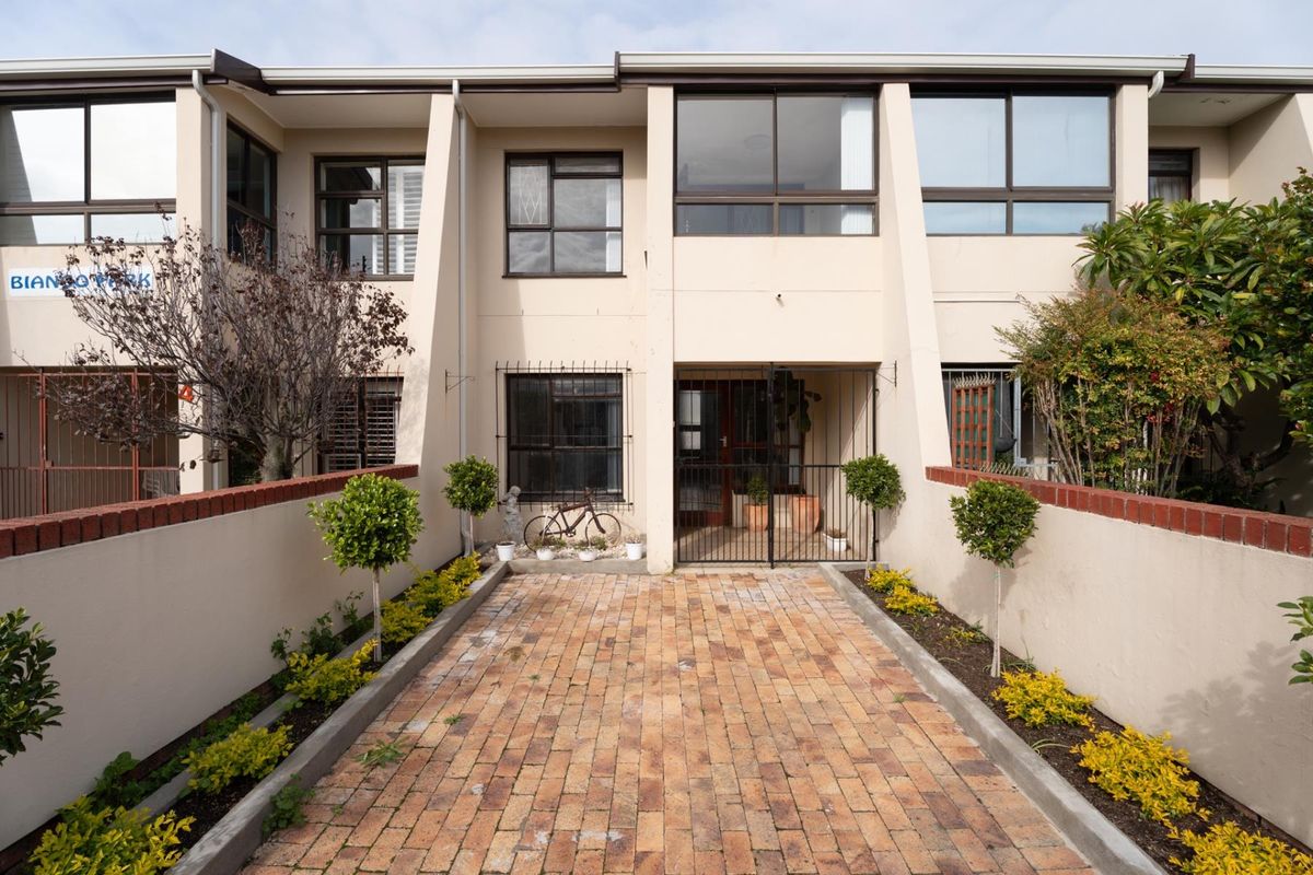 Renovated 2-Bedroom Duplex Townhouse in Strand - Photo 2